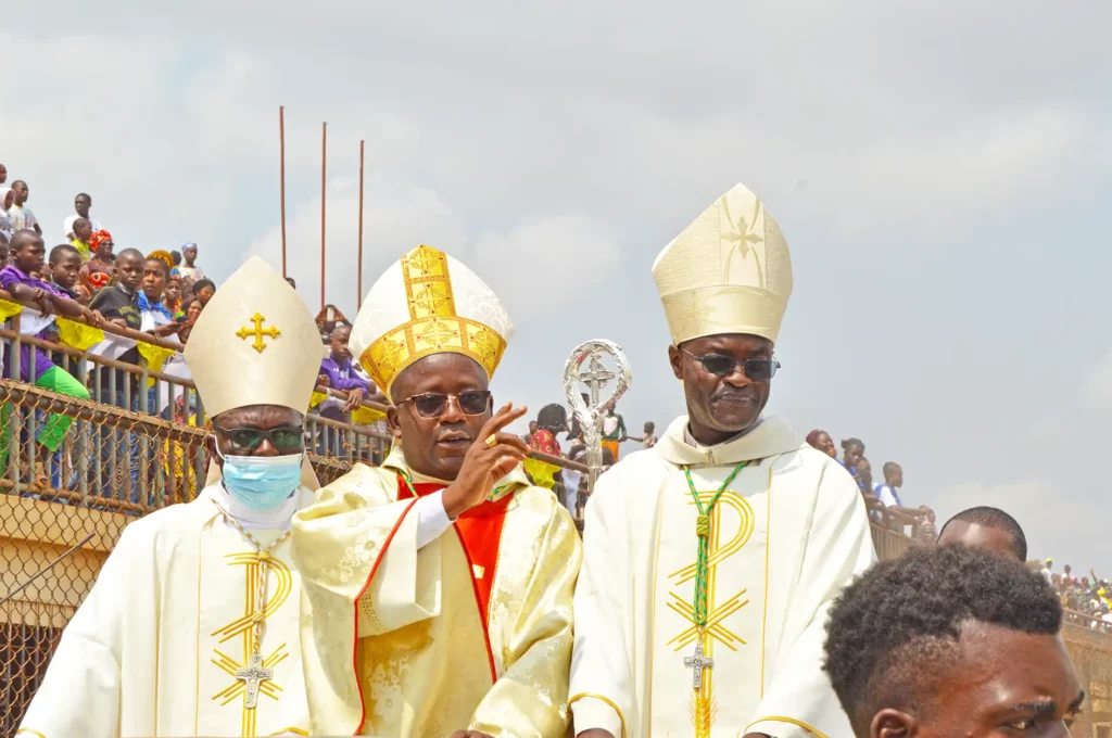 Le nouvel évêque de Dolisie entouré des évêques de Kinkala et de Ouesso, faisant le tour du stade, impartisssant sa bénédiction aux participants à la messe