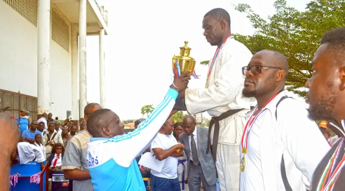 Joseph Biangou Ndinga remettant le trophée au capitaine de Sécurité Kamikaze