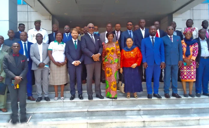 Les organisateurs et les participants à la fin de la cérémonie de lancement