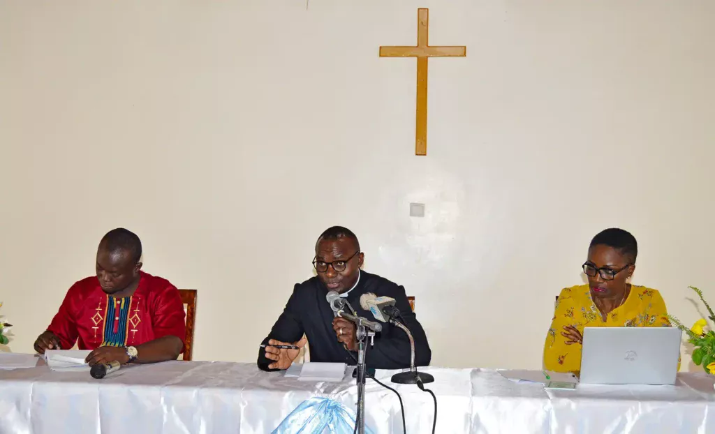 L’abbé Bienvenu André Kimbengui entouré de Me Parfait Limba et de Mme Parfaite Kekolo