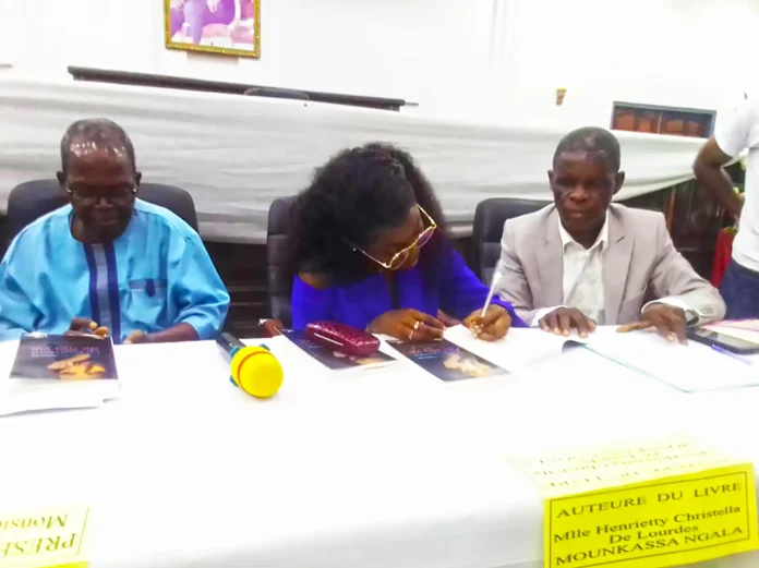 Henrietty Mounkassa-Ngala (au milieu) dédicaçant son livre Henrietty Mounkassa-Ngala (au milieu) dédicaçant son livre
