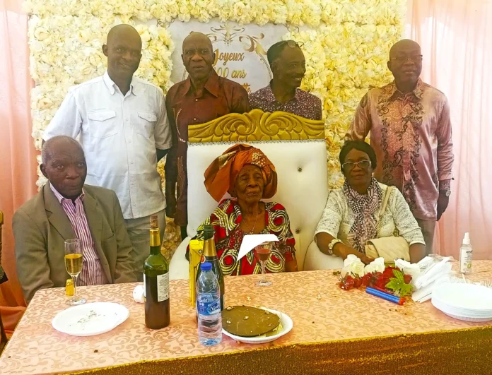 Maman Bernadette Kouda entourée des membres de sa progéniture