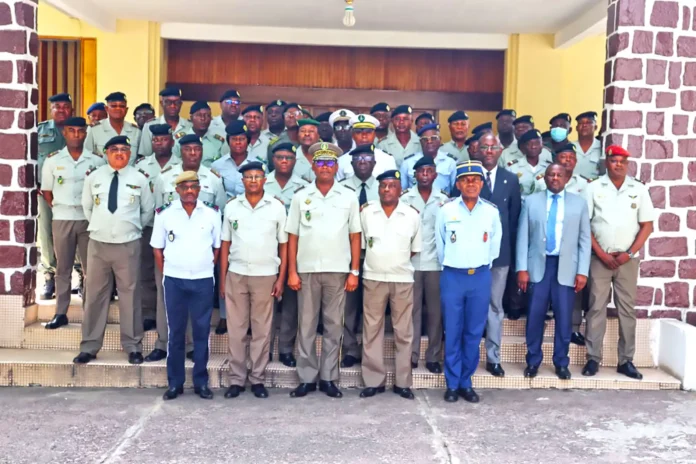 Les officiers participants autour du général Charles-Victoire Bantadi Les officiers participants autour du général Charles-Victoire Bantadi