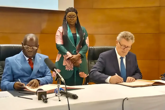 Emmanuel O. Ondongo et Charles Duchaine signant le mémorandum d’entente