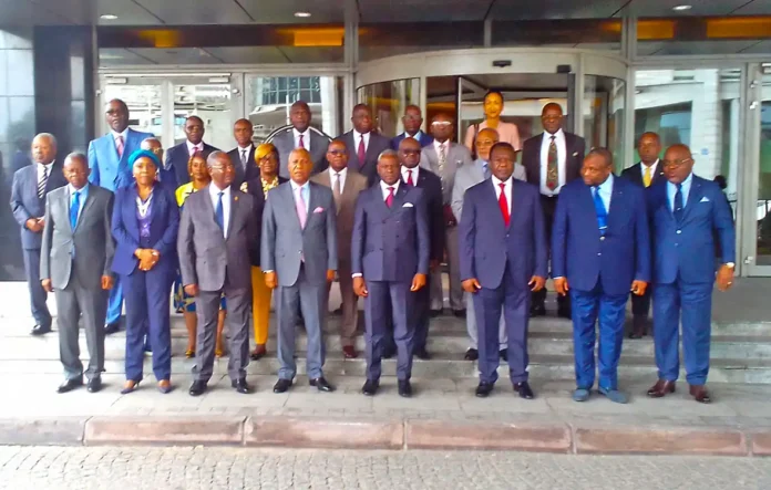 Le Premier ministre entouré des membres du gouvernement après la cérémonie d’ouverture Le Premier ministre entouré des membres du gouvernement après la cérémonie d’ouverture