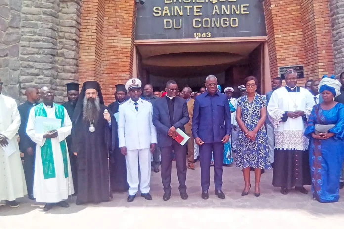 Les résponsables des cinq conféssions réligieuses posant avec le Premier ministre et Mme Arlette Soudan