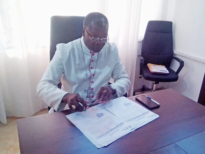 Le président de la CEC signant le protocole de récéption Le président de la CEC signant le protocole de récéption