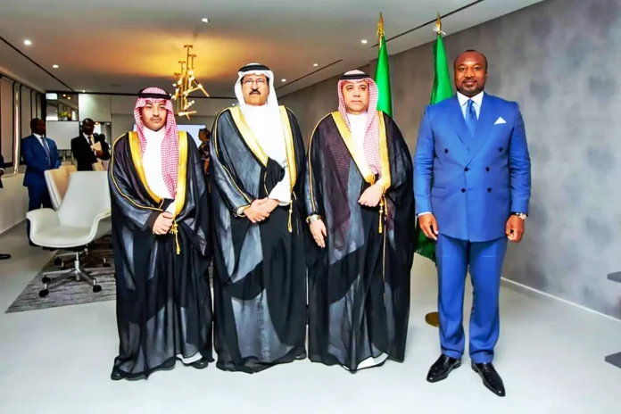 Le ministre Denis Christel Sassou Nguesso posant avec la délagation de l'Arabie saoudite Le ministre Denis C. Sassou Nguesso posant avec la délagation du royaume d’Arabie saoudite