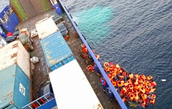Le navire Esther Miracle coulant au large de Nyonié