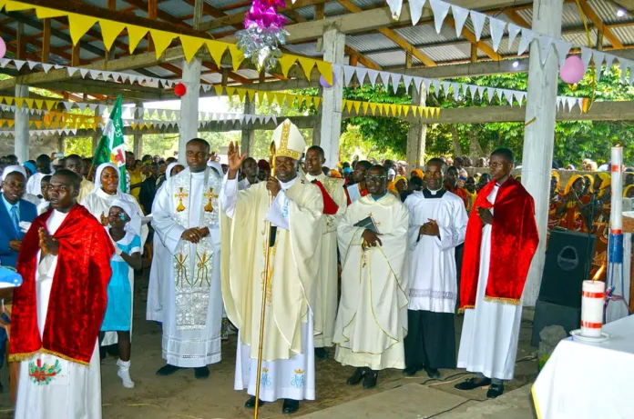 L’archevêque et les concélébrants pendant la vénération à la Vierge Marie L’archevêque et les concélébrants pendant la vénération à la Vierge Marie