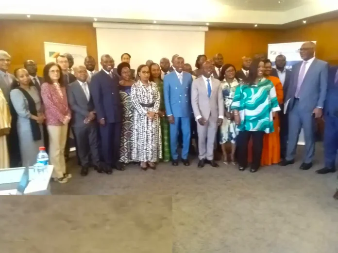 Le ministre Jean Luc Mouthou et les participants Le ministre Jean Luc Mouthou et les participants