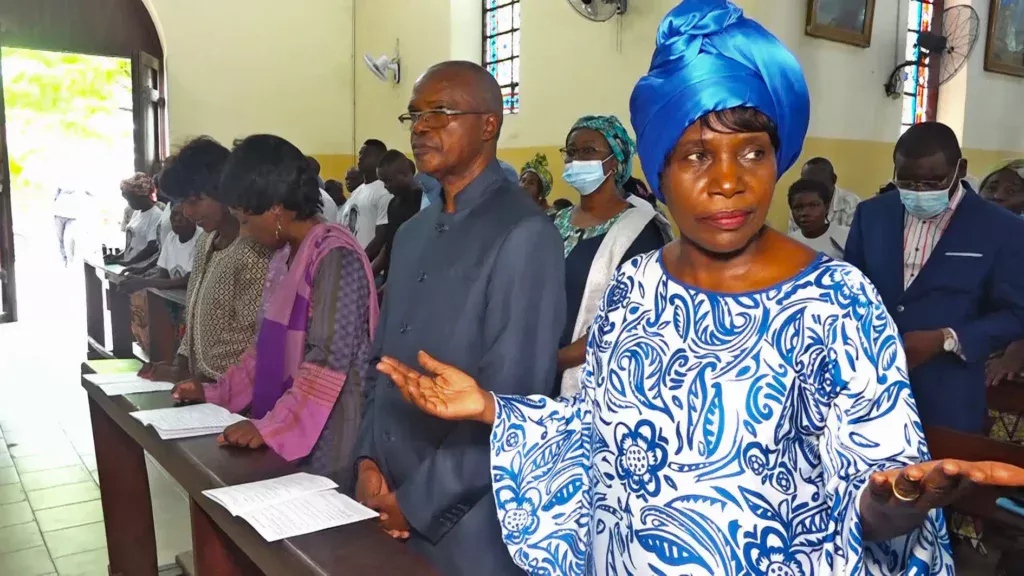 ARCHIDIOCESE DE BRAZZAVILLE : Une messe pour les 46 ans de la mort du Président Alphonse Massamba-Débat 1 Line Massamba-Débat et les autres membres de la famille