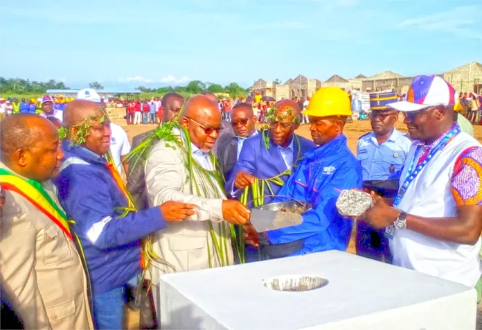 Bruno-Jean Richard Itoua posant la première pierre symbolique de construction d’un complexe scolaire à Tchiminzi