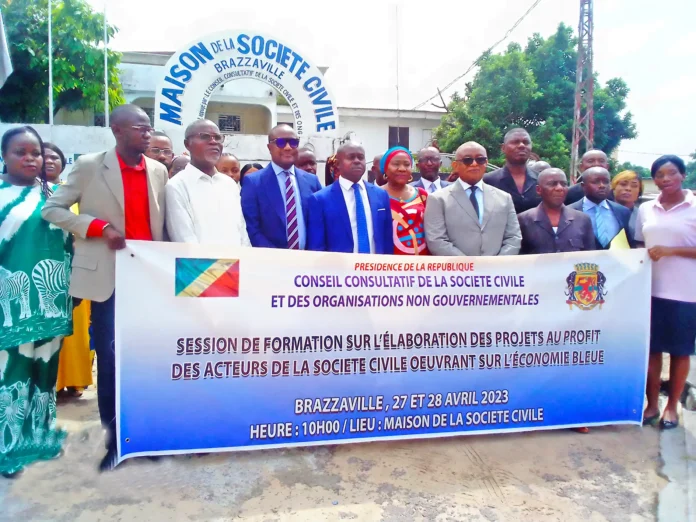 Céphas Germain Ewangui entouré des participants à l’ouverture des travaux