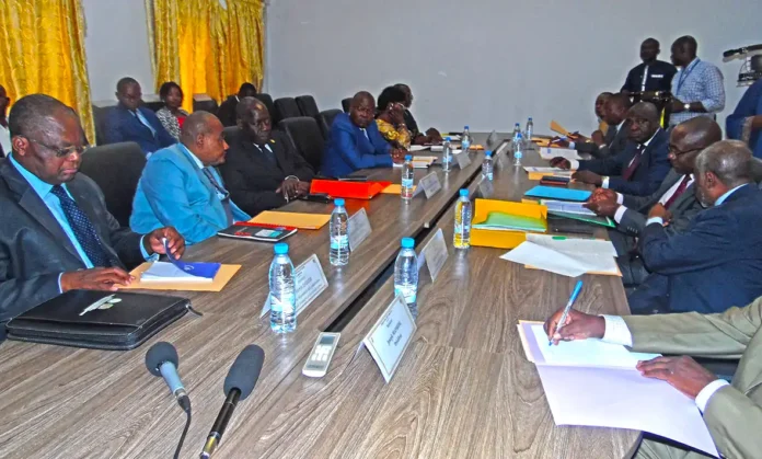 Les deux parties pendant la séance de travail