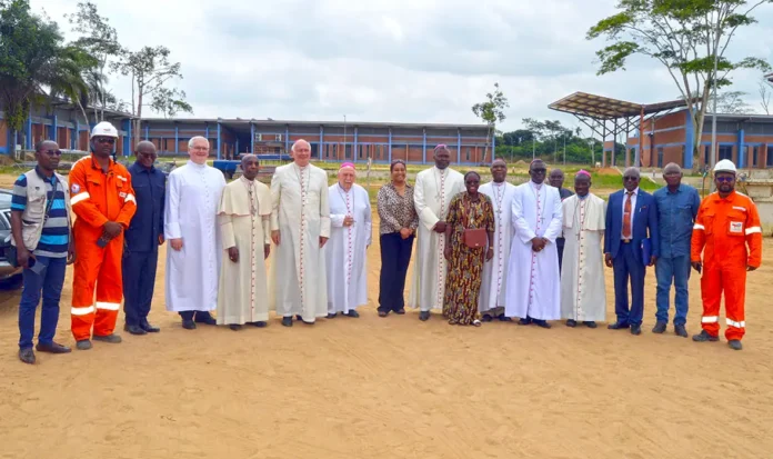 Les évêques du Congo et Mgr Stanislas Lalane avec le personnel de l’UCCB et les journalistes