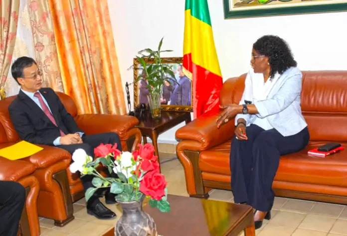 La ministre s’entretenant avec Ma Fulin...