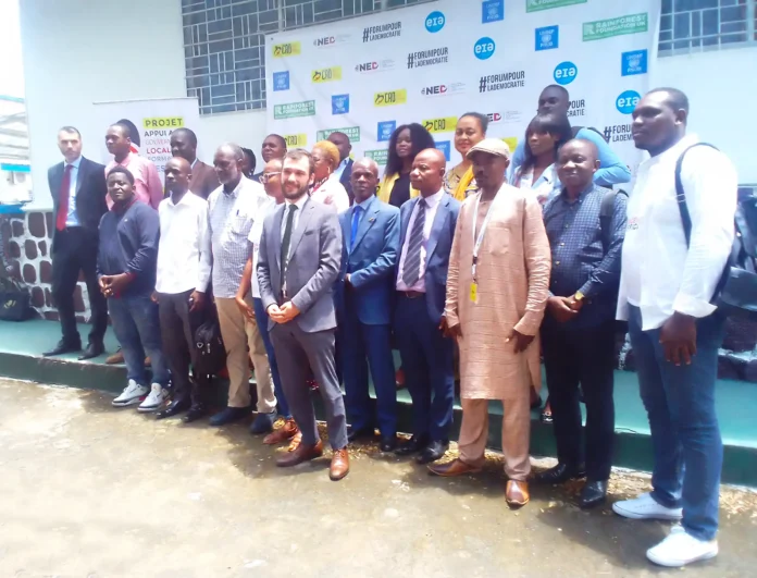 Les organisateurs et les participants à la fin de la conférence