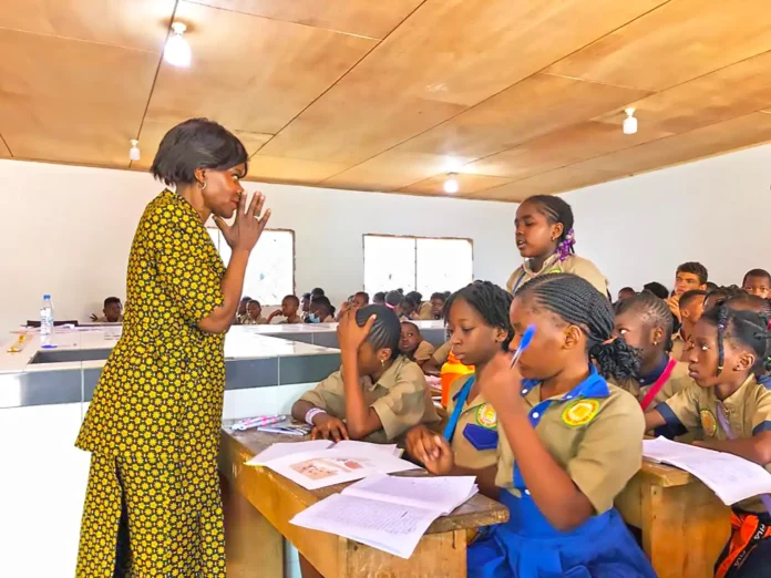 Le professeur Francine Ntoumi devisant avec des élèves