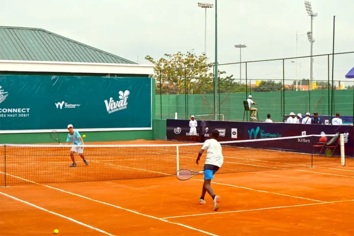 Un des matchs disputés sur le court central (Ph. J.G. Eloué)