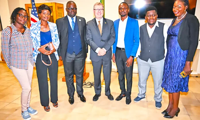 Les nouveaux boursiers du programme Yali posant avec Eugene S. Young Les nouveaux boursiers du programme Yali posant avec Eugene S. Young