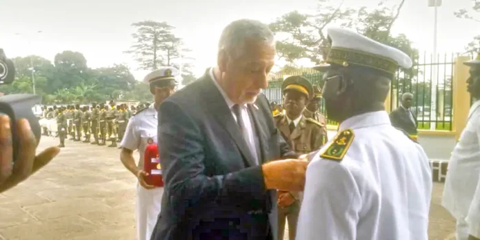 François Barateau décorant le contre-amiral Mathias Banguid François Barateau décorant le contre-amiral Mathias Banguid