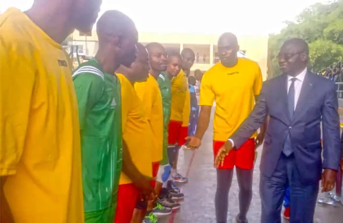 Le ministre Mondjo saluant les joueurs des deux équipes avant le début de la rencontre