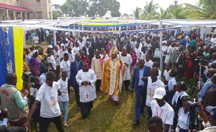 Le Cadrinal Ambongo pendant la procession Le Cadrinal Ambongo pendant la procession