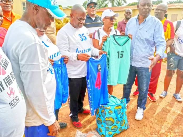 Le don fait aux jeunes basketteurs de Mouyondzi