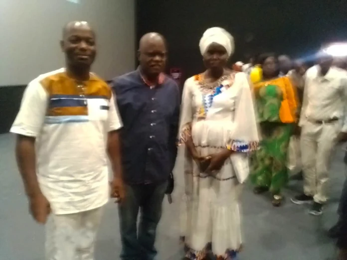 Hassim Tall Boukambou (à g.) et les spectateurs à la fin de la projection