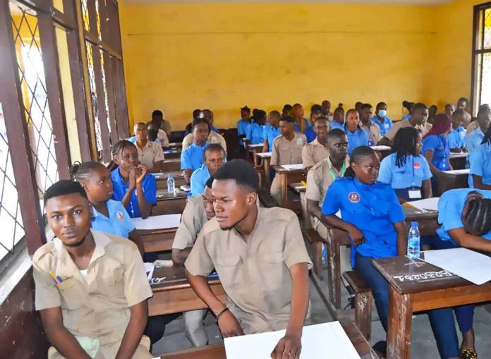 Les candidats pendant l’examen Les candidats pendant l’examen