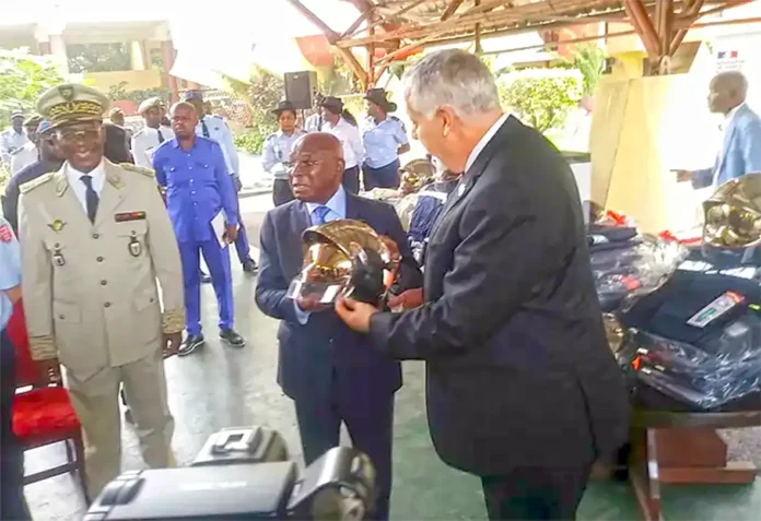 François Barateau remettant l’échantillon du don à Raymond Zéphirin Mboulou qui l’a transmis au général Ngoto