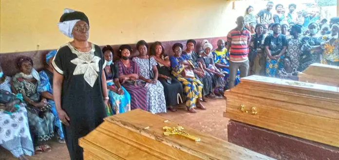 La ministre Irène Marie Cécile Mboukou-Kimbatsa Goma se recueillant devant les dépouilles