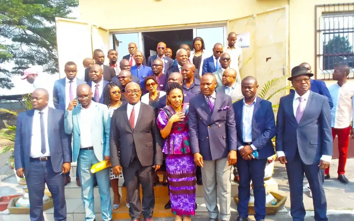 Les organisateurs et les participants après la cérémonie d’ouverture