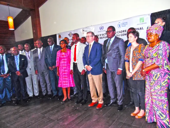 La ministre Soudan posant avec les participants La ministre Soudan Nonault posant avec les participants