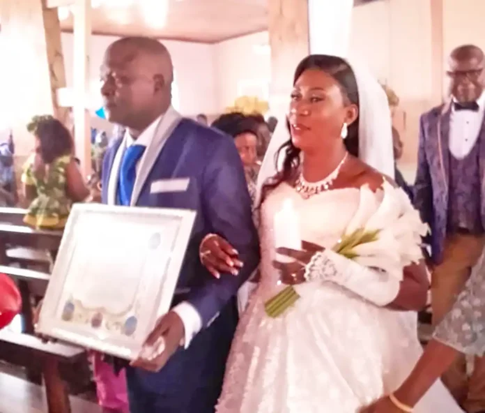 Eric et Yolande, désormais unis par les liens sacrés du mariage Eric et Yolande, désormais unis par les liens sacrés du mariage