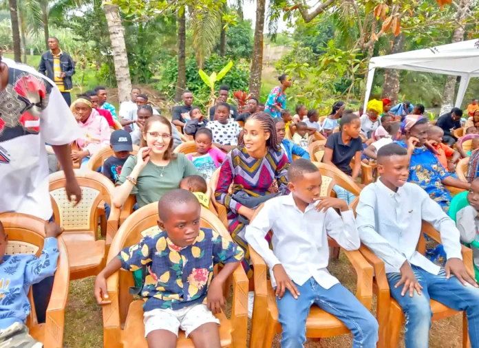 32610d8c-9e7b-4b0f-9785-ad46c4fbaa7c Les enfants orphelins pendant la messe