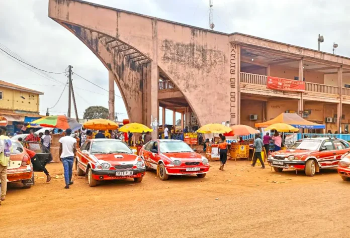 Des taxis au marché de Dolisie Les taxis au marché central de Dolisie