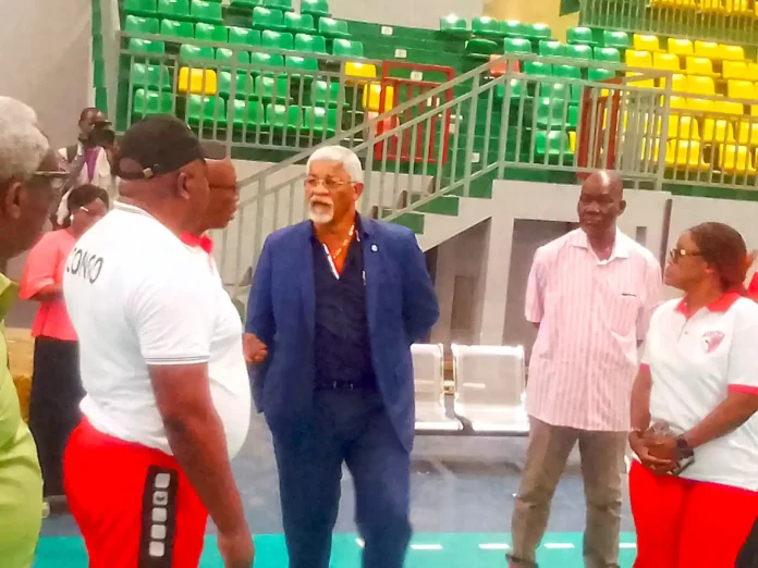 Le délégué de la CAHB au gymnase Henri Elendé Le délégué de la CAHB (au milieu) au gymnase Henri Elendé