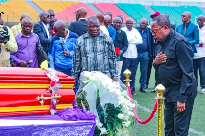 Le président de la FECOFOOT rendant hommage au footballeur et technicien légendaire..