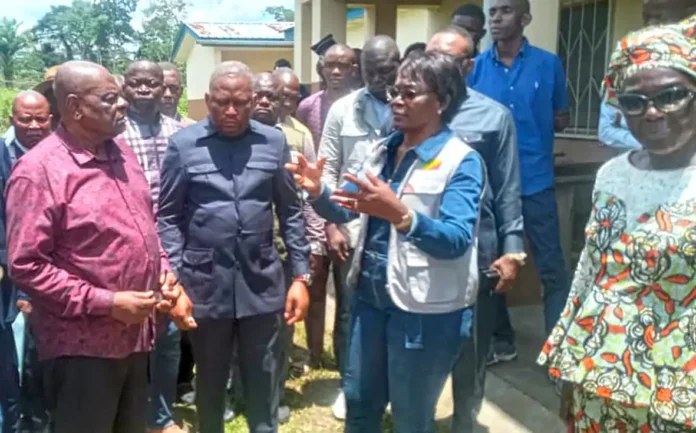 Les officiels pendant la visite du centre communautaire de Ntam