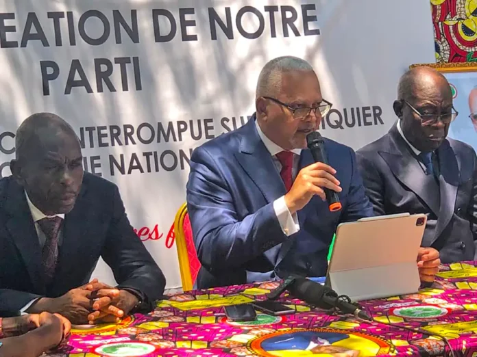 Jean-Marc Thystère-Tchicaya (au milieu) prononçant son message