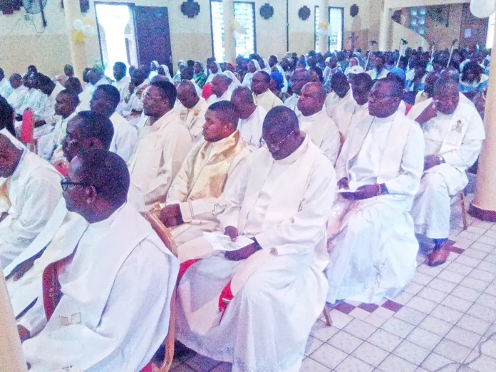 Les prêtres présents à la messe