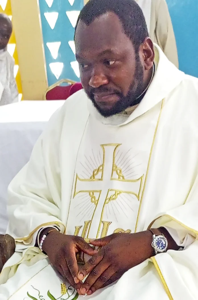 L'abbé Arsèe Niambi installé comme curé Abbé Arsène Niambi