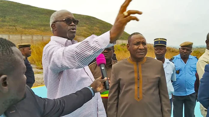 Le ministre Ngouélondélé et le député Maurice Mavoungou sur le site d'Aubeville Le ministre Ngouélondélé et le député Maurice Mavoungou sur le site d’Aubeville