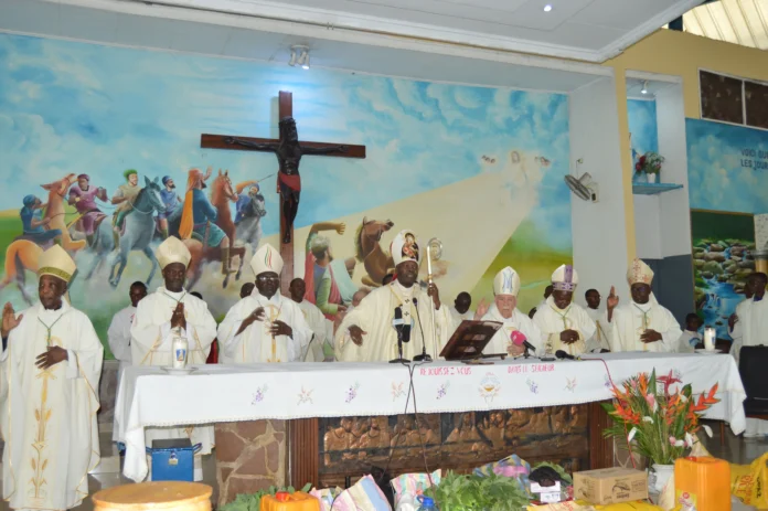 Les évêques du Congo imprtissant leur bénédiction au peuple de Dieu Les évêques du Congo imprtissant leur bénédiction au peuple de Dieu