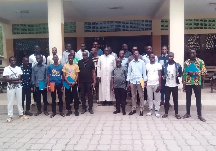 Les servants d’autel du Congo autour de Mgr Urbain Ngassongo