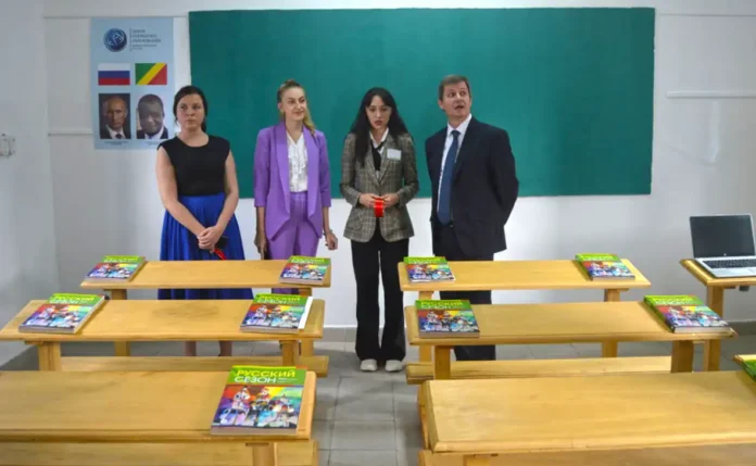 L’ambassadeur Gueorgui Tchepik, Mme Maria Fakhrutdinova et les deux formatrices.