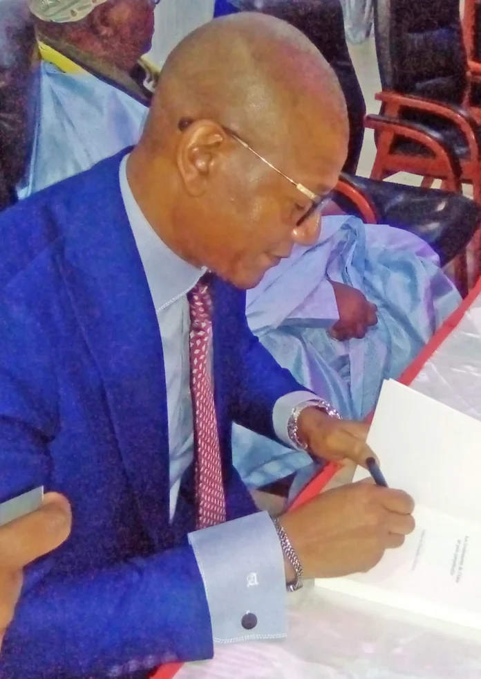 Dr Gandou D’Isseret dédicaçant ses livres Dr Gandou D’Isseret dédicaçant ses livres