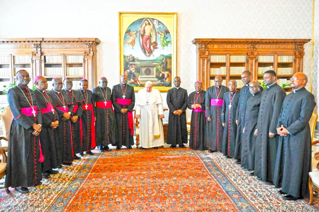 Les eveques du Congo et leurs collaborateus autour du Pape Francois